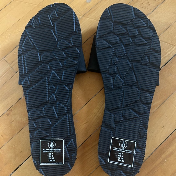Volcom sandles - NEVER WORN - Picture 2 of 3